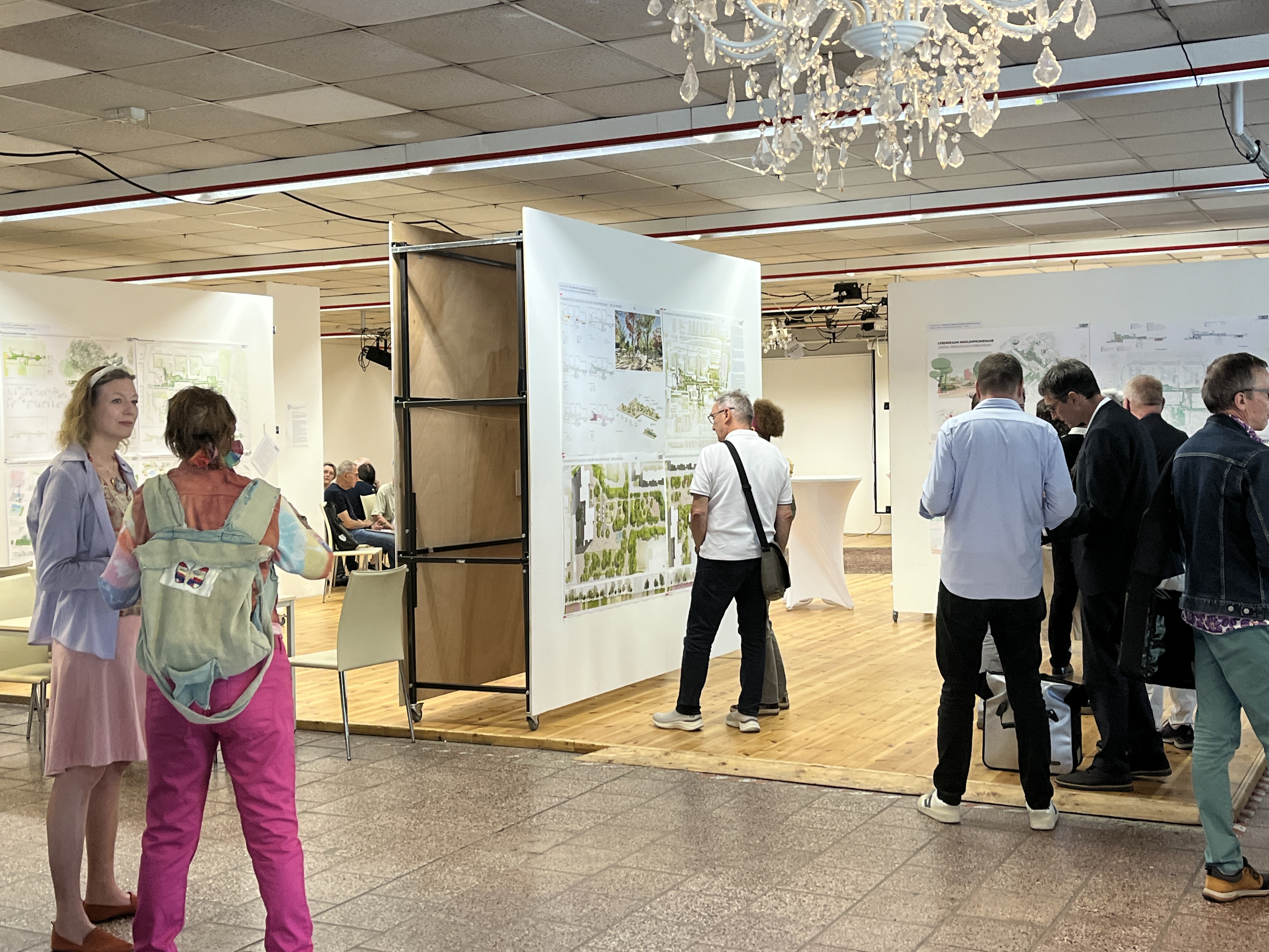 Besucher studieren die Pläne
