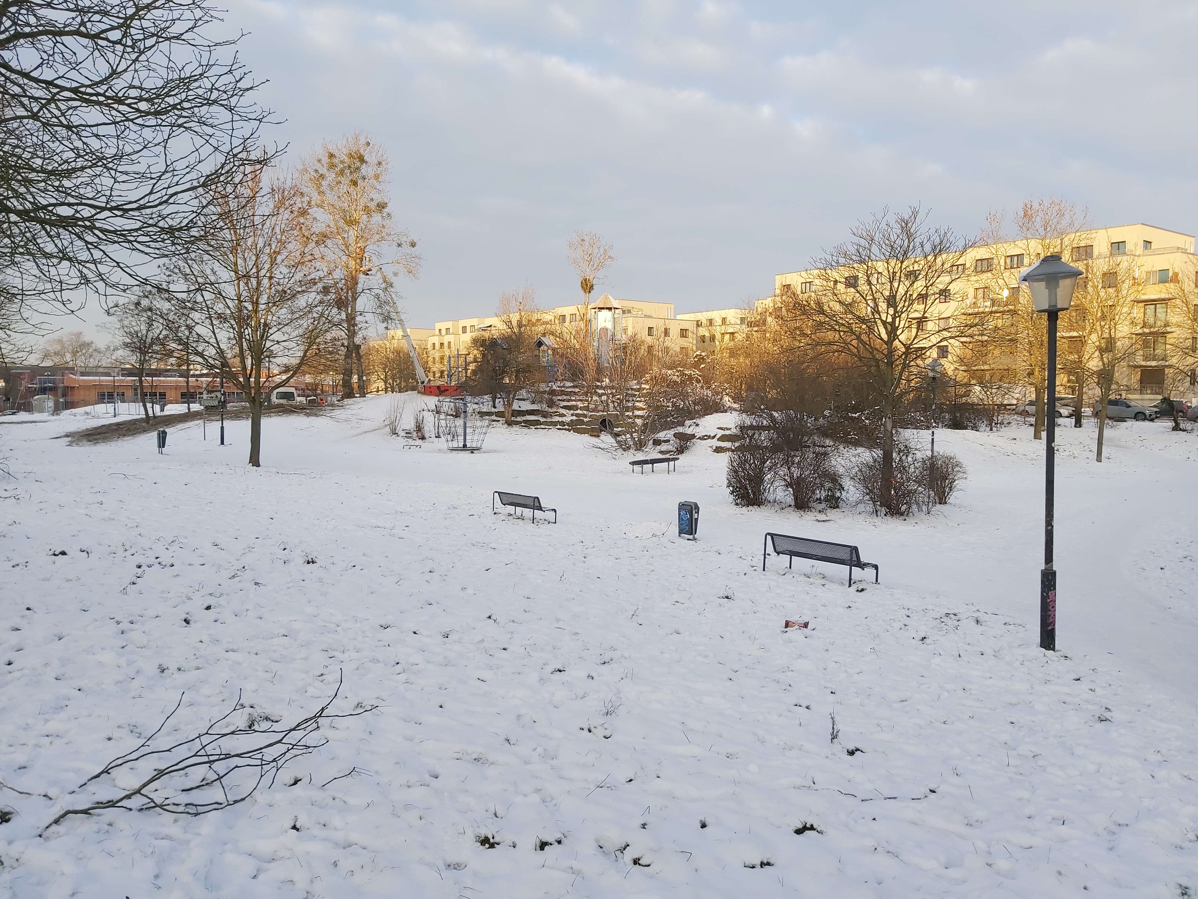 Blick auf eine eingeschneite Grünfläche im Fördergebeit "Helle Mitte"