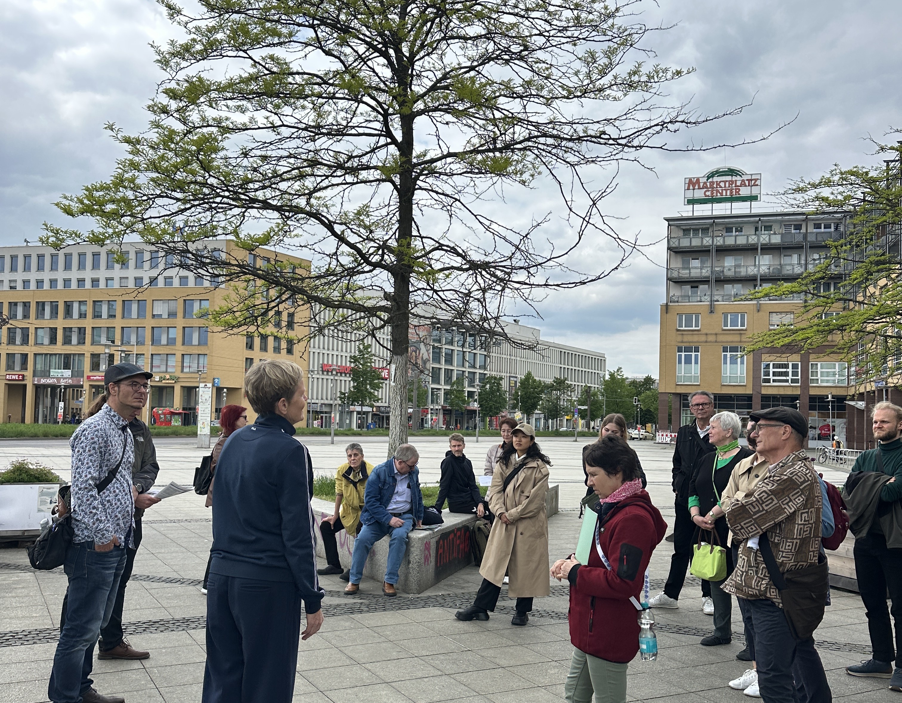 Stadtspaziergang - vom neuen Stadtplatz im historischen Gut Hellersdorf bis zum Bürgergarten Helle Oase