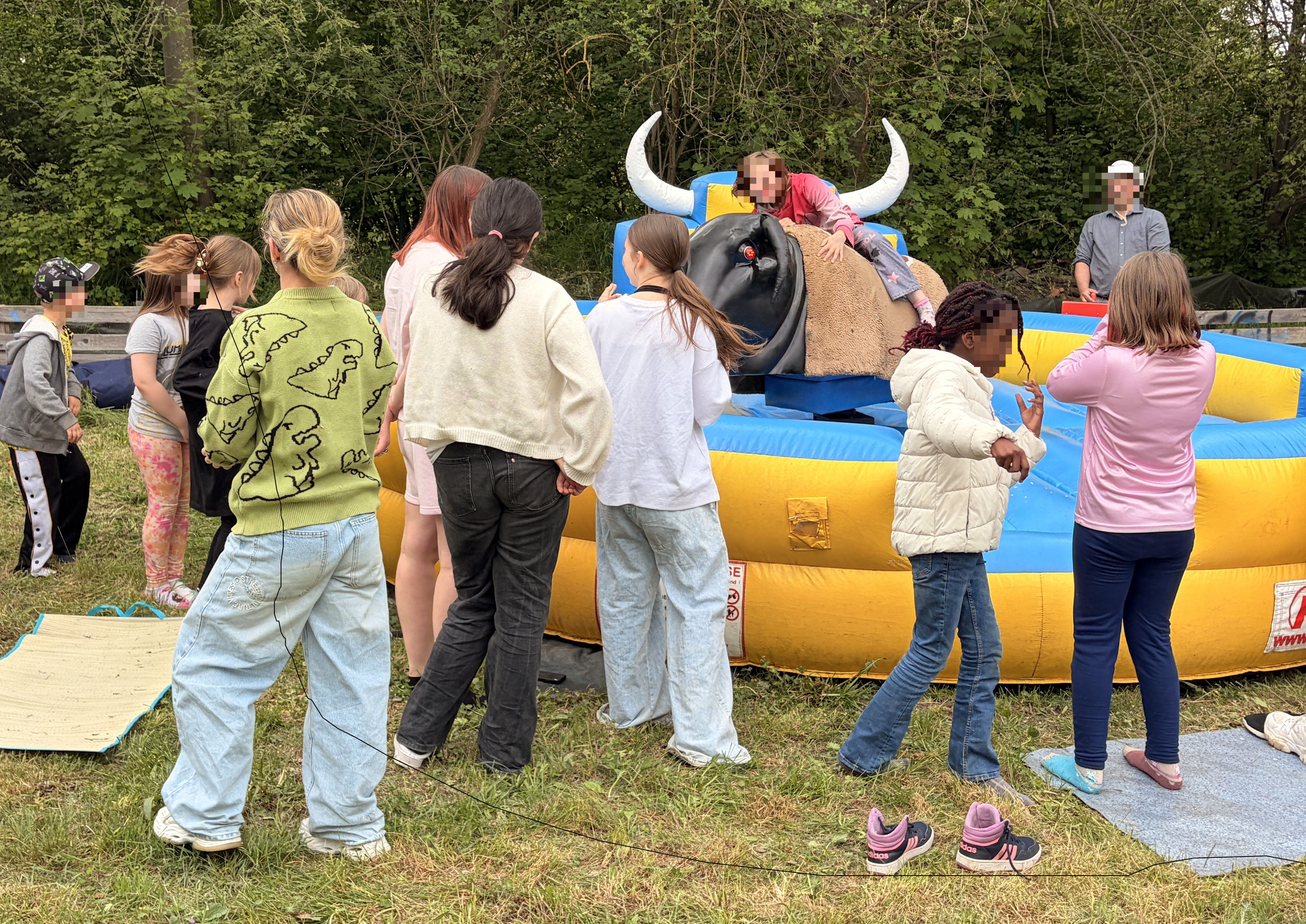 Bullriding bei Baustellenfest der JFE Holzwurmhaus in Berlin-Lichtenberg zum "Tag der Städtebauförderung" am 9. Mai 2026