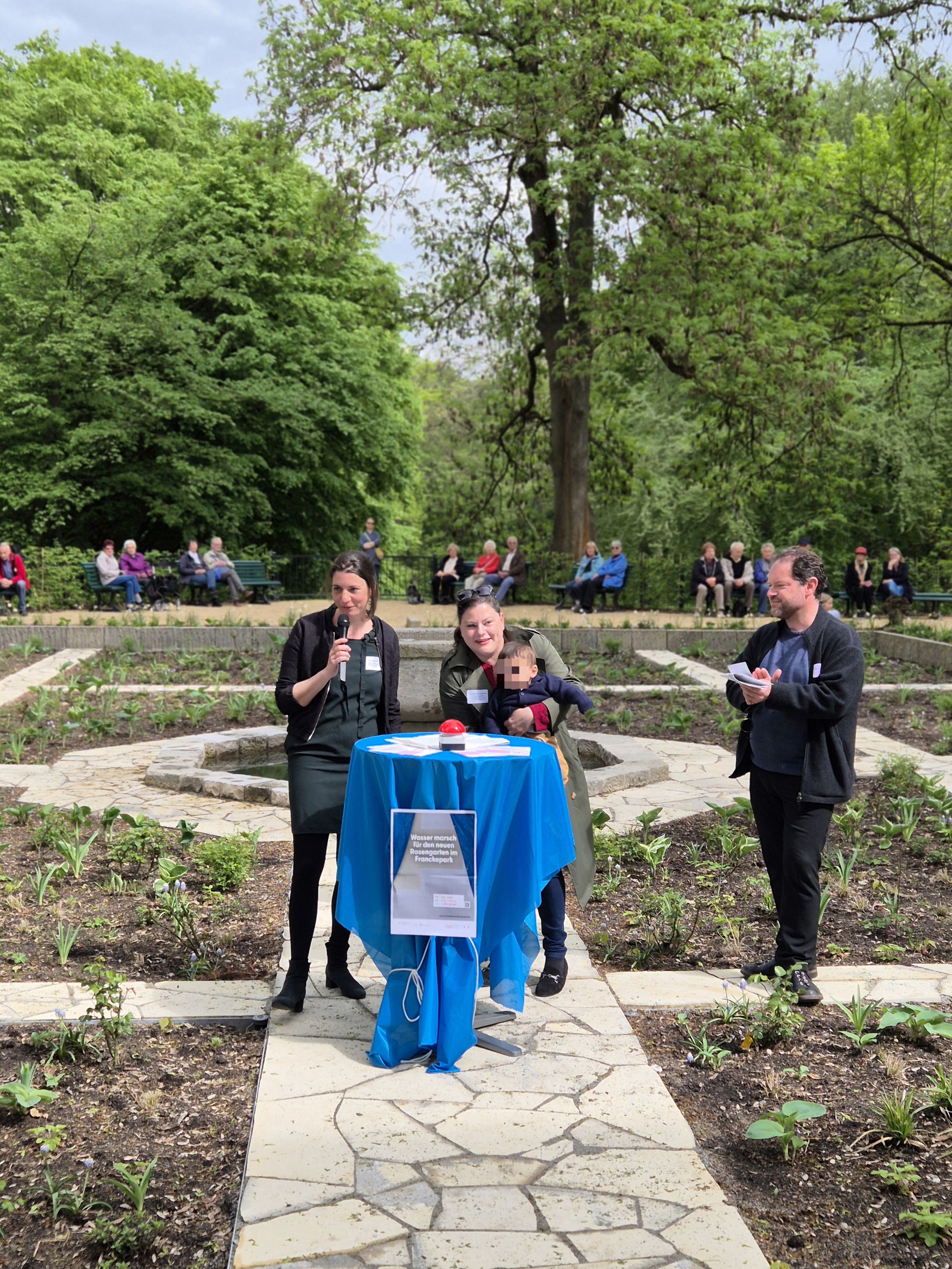 Die Bezirksstadträtinnen Eva Majewski Sparacino und Dr. Saskia Ellenbeck bei der feierlichen Inbetriebnahme des historischen Brunnens