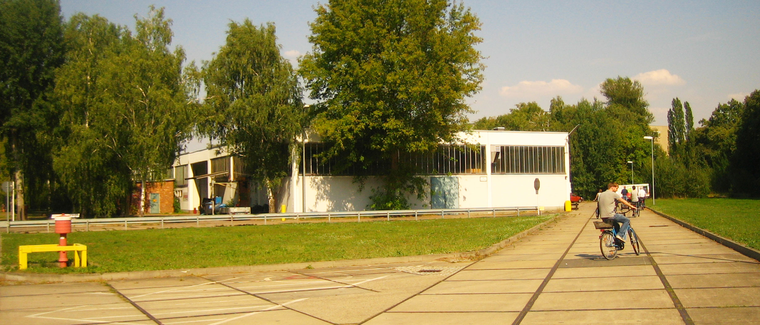 Blick auf eine Werksstraße
