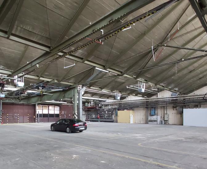 Leere Uferhalle