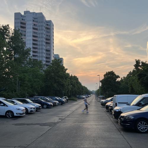 Blick in eine Straße im Gebiet. Links im Bild sind Hochhäuser zu sehen.