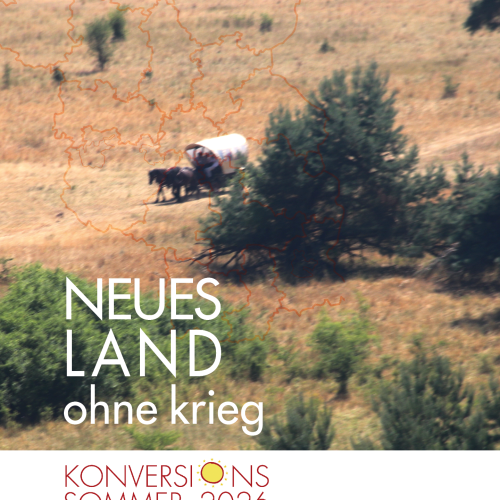 Feld mit Bäumen und einem Pferdewagen
